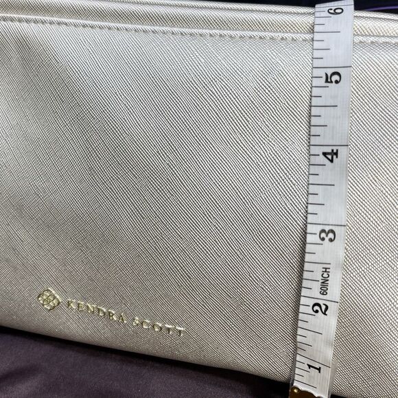 NWT Kendra Scott Dopp Kit Cosmetic Case Silver Zippered Pouch - Picture 10 of 11